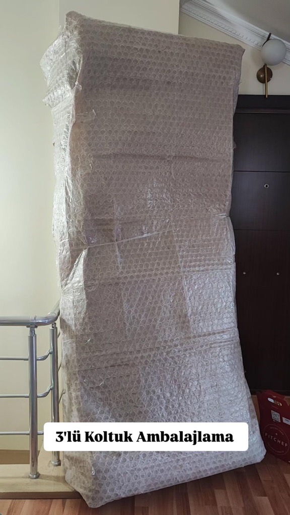 Baloncuklu naylonla sarılmış üçlü koltuk
